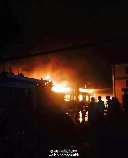 浙江余姚一工廠發生火災 整棟廠房被大火吞噬
